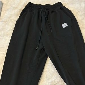 Black comfy sweatpants. Cute side sticker.